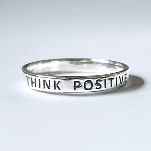 925 Sterling Silber Ring mit Inschrift "Think Positive" – Hypoallergen, Angenehmes Tragegefühl - RG925-40