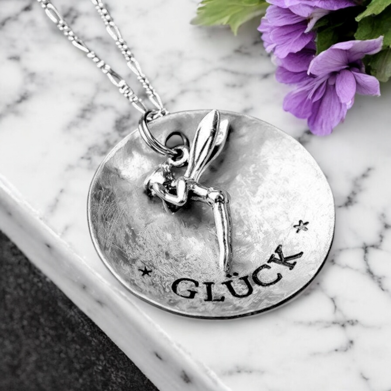 Glück Gravurkette mit Fee Anhänger – 925 Silber Kette 70cm | „Glück“-Mantra Gravur | Hypoallergen & Nickelfrei