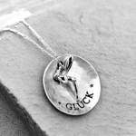 Glück Gravurkette mit Fee Anhänger – 925 Silber Kette 70cm | „Glück“-Mantra Gravur | Hypoallergen & Nickelfrei