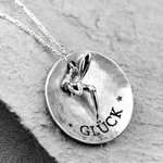 Glück Gravurkette mit Fee Anhänger – 925 Silber Kette 70cm | „Glück“-Mantra Gravur | Hypoallergen & Nickelfrei
