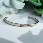 Minimalistischer Edelstahl Armreif in Silber mit Gravur "Never Give Up" – Unisex, Größenverstellbar, auch in Gold erhältlich | Motivationsschmuck, Allergikerfreundlich