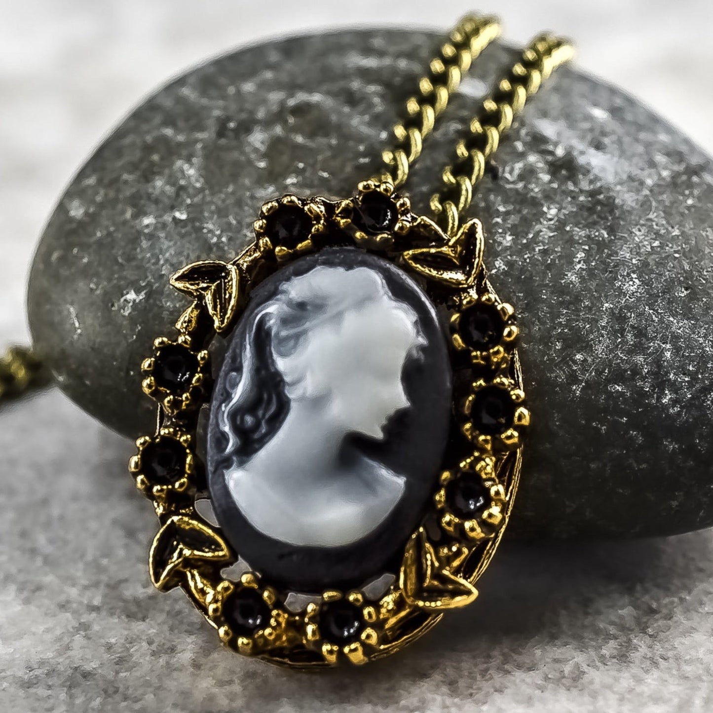 Kamee Baroque Lady Bronze Chain-Black