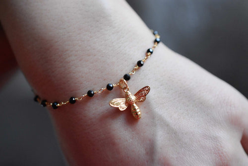 Guld Bumblebee Armband med Onyx - Ädelstenarmband med Petite Bees Pendant - Retarm 46