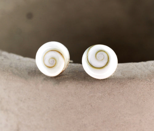 Shiva Eyes Mini Stud Örhängen - 925 Sterling Silver Minimalistiska Shell Ocean Maritime Smycken - Ear925-77